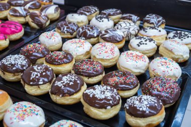Çikolatalı donutlar, pembe jöleli ve şekerli çörekler..