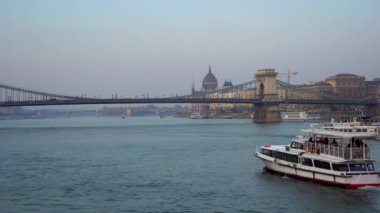 Budapest, Macaristan - 11.11.2018: Zincir köprü Budapeşte görünümüne