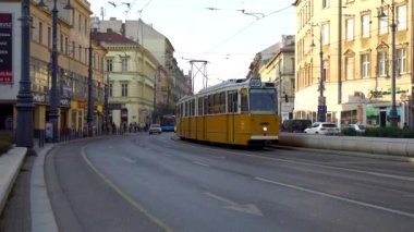 Budapeşte, Macaristan - 10.11.2018: Budapeşte, Macaristan sarı tramvay. Şehrin en ünlü resimlerden birini