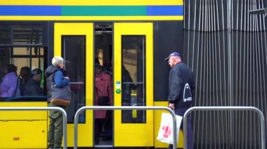 Budapeşte, Macaristan - 10.11.2018: Budapeşte, Macaristan sarı tramvay. Şehrin en ünlü resimlerden birini