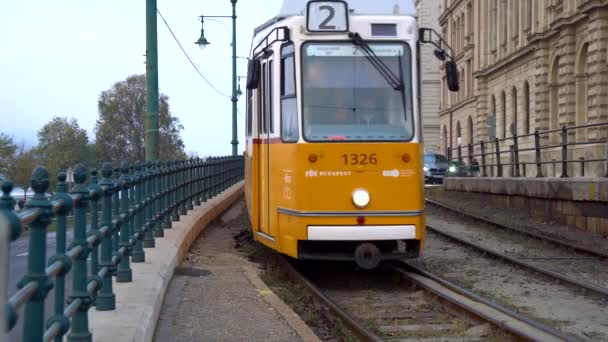 匈牙利布达佩斯 2018 布达佩斯堤防上的黄色电车和铁轨 — 图库视频影像