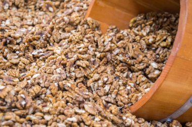 Tam kare soyulmuş ham organik ceviz içinde belgili tanımlık çarşı. Ceviz arka plan dokusu.