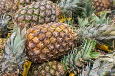 Olgun sulu ananas arka plan. Ananas kazık piyasada.
