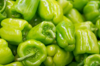 Pazar, sağlıklı gıda taze yeşil biber.