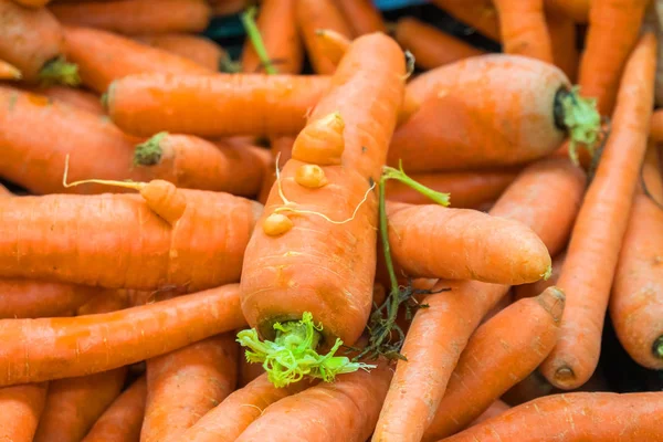 新鲜的胡萝卜在当地市场 新鲜的食物 — 图库照片