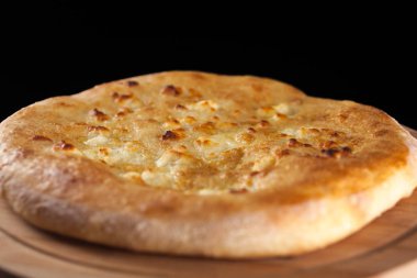 Gürcü geleneksel gıda khachapuri ahşap tabak siyah arka plan üzerinde üzerinde.