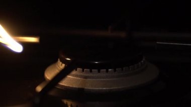 Ocağın gaz Ocak açma. Mutfak yazıcı evliliği tarafından tahrik. aleve kapatın. ağır çekim.