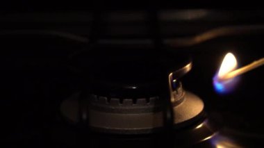 Ocağın gaz Ocak açma. Mutfak yazıcı evliliği tarafından tahrik. aleve kapatın. ağır çekim.