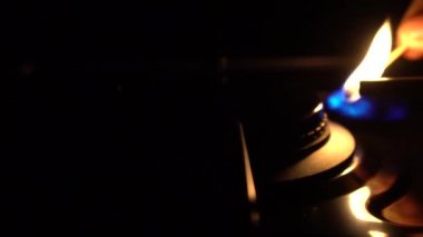 Ocağın gaz Ocak açma. Mutfak yazıcı evliliği tarafından tahrik. aleve kapatın. ağır çekim.