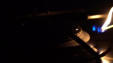 Ocağın gaz Ocak açma. Mutfak yazıcı evliliği tarafından tahrik. aleve kapatın. ağır çekim.