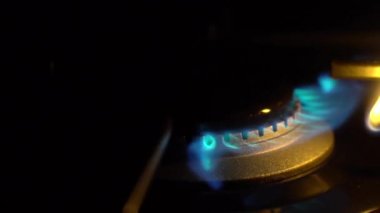 Ocağın gaz Ocak açma. Mutfak yazıcı evliliği tarafından tahrik. aleve kapatın. ağır çekim.