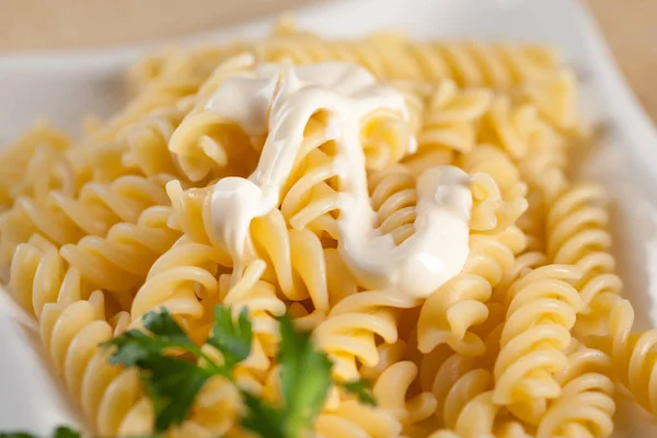 Nudeln Weißem Teller Petersilie Schüssel Mit Mayonnaise Sauce — Stockfoto