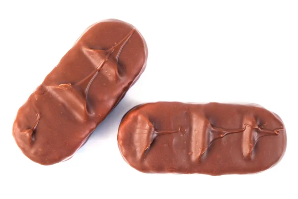 白い表面のお菓子の上の茶色のチョコレートの賞金バー — ストック写真
