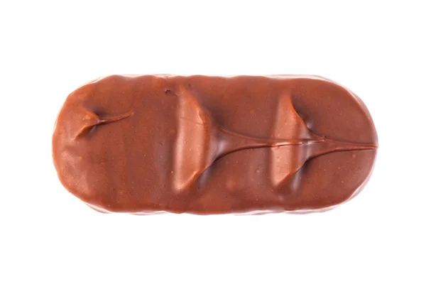 白い表面のお菓子の上の茶色のチョコレートの賞金バー — ストック写真