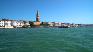 Venice, İtalya - 16.08.2018: Gondol ve otobüsler, Venedik, İtalya'nın büyük kanal