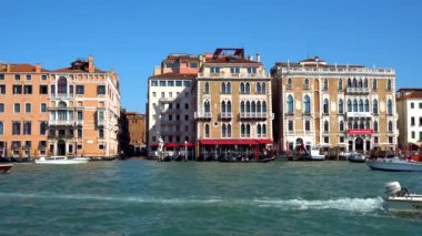 Venice, İtalya - 16.08.2018: Gondol ve otobüsler, Venedik, İtalya'nın büyük kanal