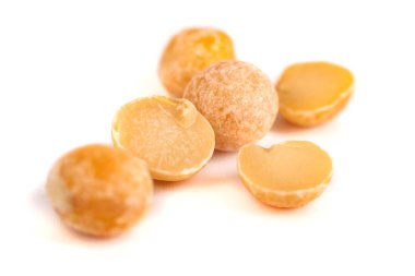 Beyaz arka plan üzerinde sağlıklı gıda izole sarı bezelye.