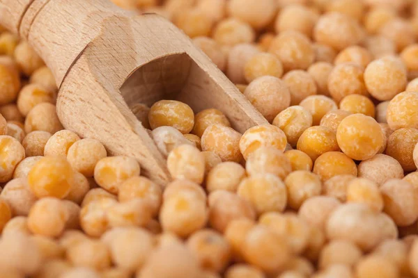 木のスプーン 健康食品の乾燥乾燥エンドウ豆 — ストック写真