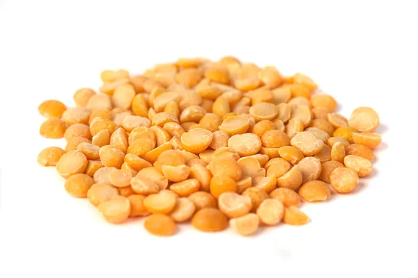 黄色エンドウ豆 白い背景 健康食品の分離 — ストック写真