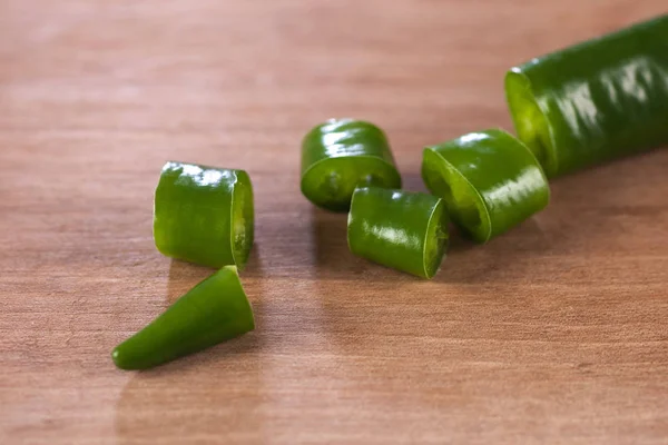 Pimentas Verdes Fatiadas Uma Tábua Madeira — Fotografia de Stock