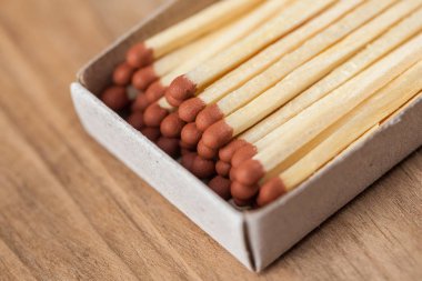 Ahşap masa arka plan üzerinde ahşap maçlar.