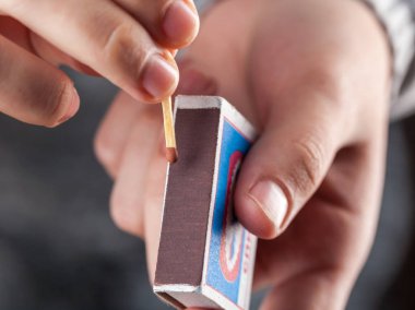 bir maç çarpıcı bir kibrit kutusu tutun.