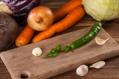 Ahşap bir masa, sağlıklı gıda verious taze sebze.