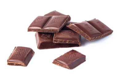 İzole üzerinde beyaz arka plan koyu çikolata bar yığını.