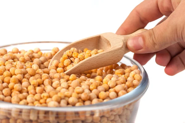 Cucchiaio Mano Con Piselli Gialli Sfondo Bianco Piselli Ciotola Vetro — Foto Stock