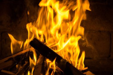 Ahşap ev, rahat bir şöminede yanan sıcak tutar.