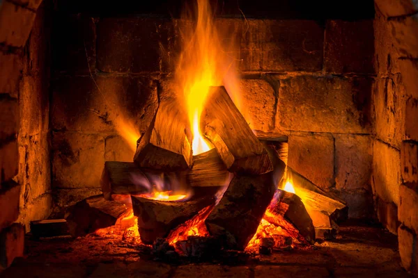Ahşap ev, rahat bir şöminede yanan sıcak tutar.