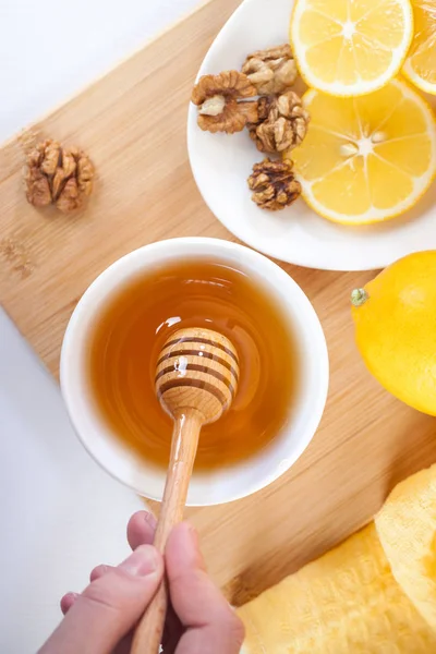 Honey White Ceramic Bowl Honey Dipper Lemon Wooden Kitchen Board — Stock Photo, Image