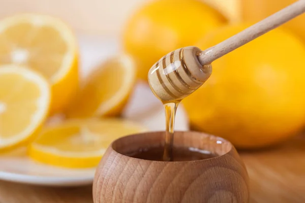 Honey Wooden Bowl Honey Dipper Lemon Wooden Kitchen Board — Stock Photo, Image
