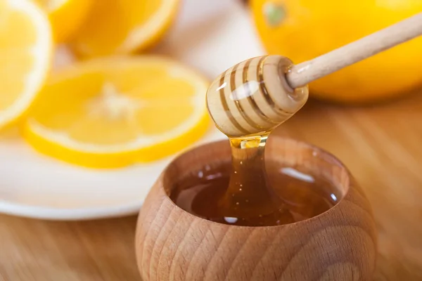 Honey Wooden Bowl Honey Dipper Lemon Wooden Kitchen Board — Stock Photo, Image