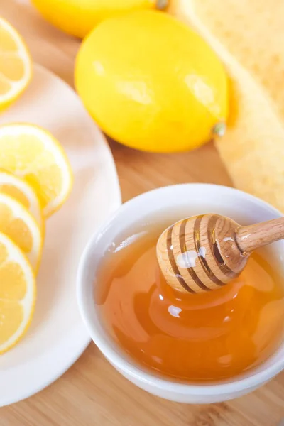 Ahşap Mutfak Tahtası Limon Bal Ayı Beyaz Seramik Kase Tatlım — Stok fotoğraf