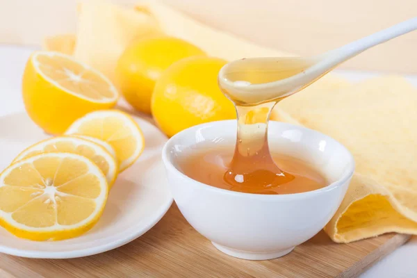 세라믹 그릇에 숟가락과 보드에 레몬과 — 스톡 사진