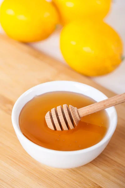 Honey White Ceramic Bowl Honey Dipper Lemon Wooden Kitchen Board — Stock Photo, Image