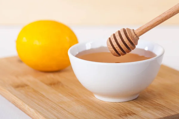 Honey White Ceramic Bowl Honey Dipper Lemon Wooden Kitchen Board — Stock Photo, Image