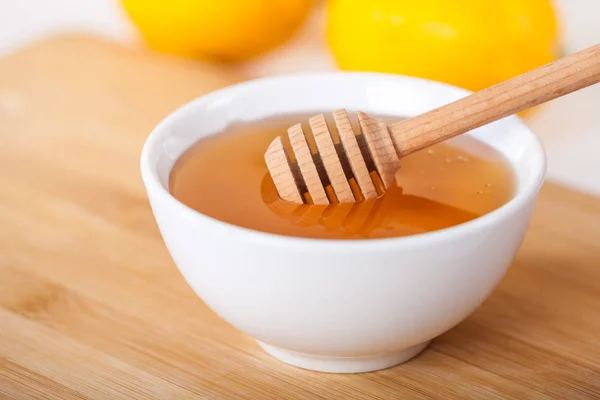 Honey White Ceramic Bowl Honey Dipper Lemon Wooden Kitchen Board — Stock Photo, Image