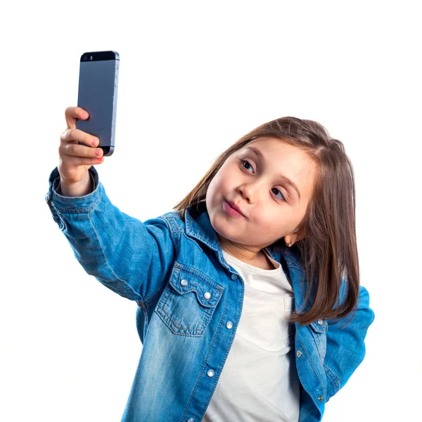 Красива Маленька Дівчинка Робить Селфі Допомогою Смартфона Білому Тлі — стокове фото