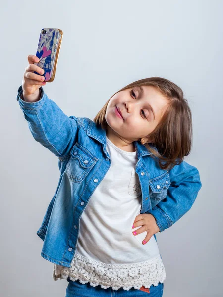 Vacker Liten Flicka Gör Selfie Med Smart Telefon Ljus Bakgrund — Stockfoto