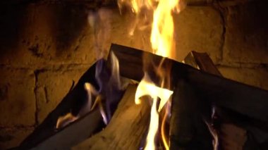 Bir tuğla şömine, tutmak sıcak, ağır çekim bir ateş yakar