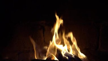 Bir tuğla şömine, tutmak sıcak, ağır çekim bir ateş yakar