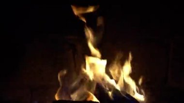 Bir tuğla şömine, tutmak sıcak bir ateş yakar