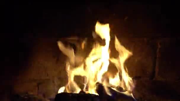 Ein Feuer Brennt Einem Gemauerten Kamin Warm Halten — Stockvideo