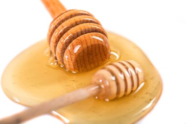 Beyaz arka plan üzerinde izole ahşap kepçe ile tatlım.