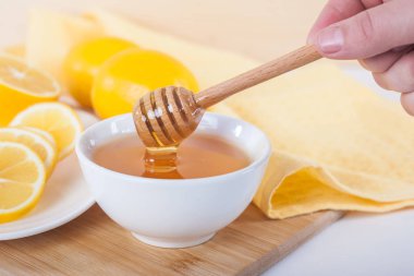 Ahşap mutfak tahtası limon ve bal ayı beyaz seramik kase tatlım.