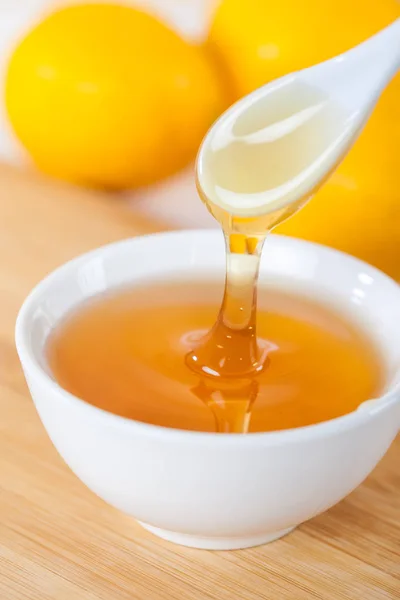 Miel Dans Bol Céramique Blanche Avec Cuillère Citron Sur Une Photo De Stock