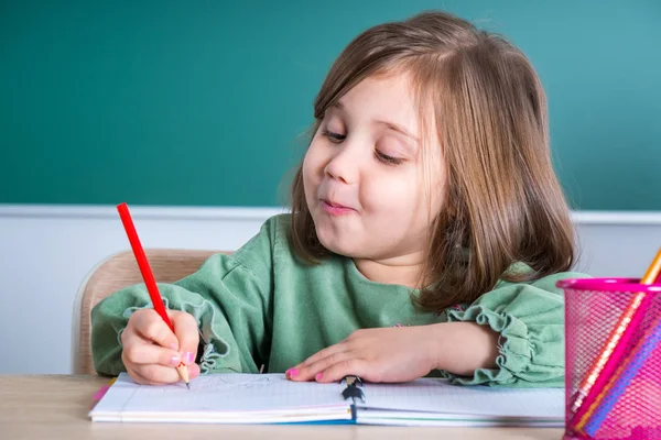 Gri resepsiyon ve berabere, sınıfta otururken küçük güzel kız.