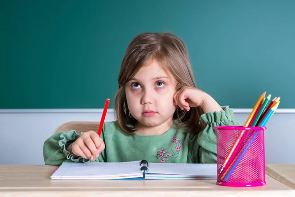 Kleines Hübsches Mädchen Sitzt Klassenzimmer Grauen Schreibtisch Und Zeichnet — Stockfoto